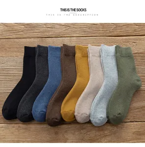 Nahaufnahme dicker Wintersocken mit Frottee in verschiedenen Unifarben, weiche Textur.