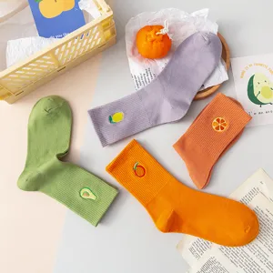 Jolies chaussettes mi-hautes brodées de fruits pour femmes, style coréen en coton.