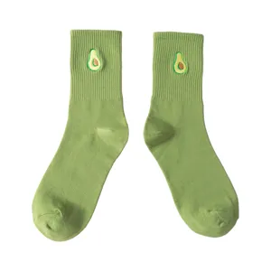 Chaussettes mi-mollet vertes avec motif d'avocat brodé mignon, vêtements de loisirs tendance.