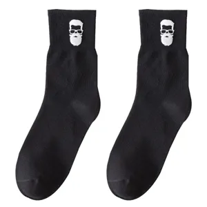 Calze da uomo nere in cotone a metà tubo con elegante ricamo di uomo barbuto per autunno.