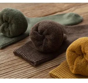 Detailansicht dicker Winter-Frotteesocken, kuschelige Baumwoll-Thermo-Strickstrümpfe für Herren.