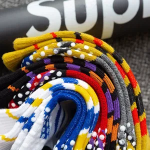 Calzini antiscivolo da trekking all'aperto da uomo, traspiranti con motivi colorati e grip.