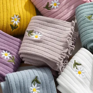 Damen süße Gänseblümchen bestickte Rippstrick Socken mit Rüschen Rand weiche Stapelsocken.