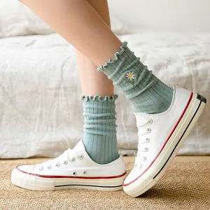 Grüne Rüschen-Mittelsocken mit süßer Gänseblümchen-Bestickung für den täglichen Look.