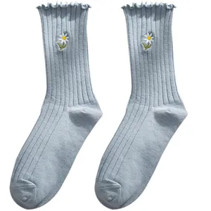Hellblaue Rippsocken mit süßem Gänseblümchen-Stickmuster und Rüschenbündchen für Alltag.