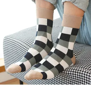 Gros plan détaillé de chaussettes pour hommes en coton à carreaux rétro et confortable.