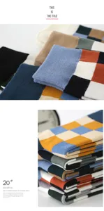 Vue de détail de chaussettes mi-hautes pour hommes en coton à carreaux rétro style.