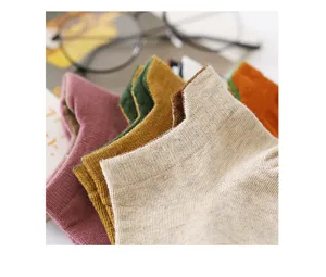 Detailansicht japanischer einfarbiger Baumwoll-Kurzsocken mit Fersenlaschen, weiches Strickgewebe.