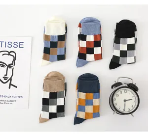 Chaussettes rétro à carreaux colorés pour hommes, style britannique classique.