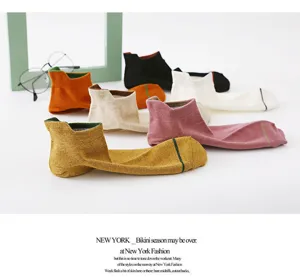 Detailansicht japanischer einfarbiger flacher Kurzsocken mit niedlichem Fersendesign.
