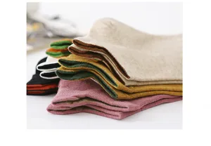 Nahaufnahme stapelnder japanischer flacher Baumwollkurzsocken in verschiedenen bunten Farben.