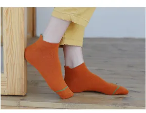 Japanische Baumwoll-Kurzsocken mit süßem Fersenohr-Design und grünem Akzent-Rand.