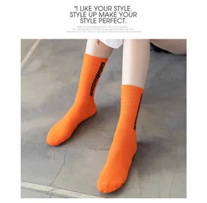 Orangene Streetwear Socken mit schwarzem Buchstabenprint, stylische Hip-Hop Skater Socken Damen.