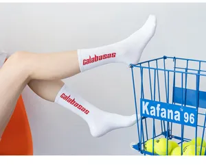 Modische Damen Wadenstrümpfe im Streetwear-Stil mit rotem Buchstaben-Print, bequeme Sportsocken.