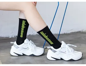 Damen Mode Streetwear Wadenhohe Baumwollsocken mit Buchstaben-Print und Trend-Details.