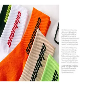 Modische Streetwear Mittelsocken mit Buchstaben Strickdesign, bequeme Baumwoll Freizeitsocken.