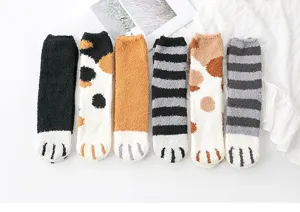 Detailansicht süßer Katzenpfoten Korallenfleece Socken, warme gestreifte Haussocken für Damen.