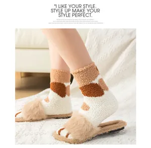 Damen flauschige Wintersocken mit süßem Katzenpfoten-Design und weichen Hausschuhen.