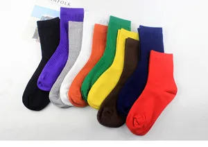 Bunte gerippte Damensocken in Mid-Tube-Laenge aus atmungsaktiver Baumwolle, Detailansicht.