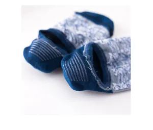 Nahaufnahme blau bedruckter Socken mit geometrischem Muster und Silikon-Fersen-Anti-Rutsch.