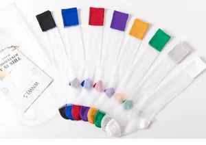 Transparente Glasseide Kniestrümpfe Detail, dünne atmungsaktive Sommersocken mit bunten Bündchen.