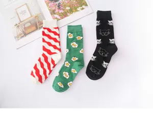 Lässige Baumwoll-Mittelsocken mit süßen Katzen Gesichtern, Spiegeleiern und roten Streifen.