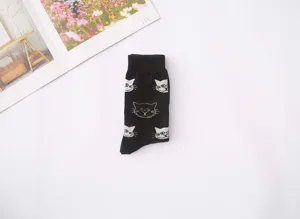 Schwarze Baumwoll-Wadenstrümpfe mit niedlichen weißen Katzenmustern, lässiger Streetstyle.