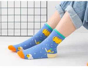 Calzini medi da donna con simpatico motivo a banana e polsino con volant verde per autunno.