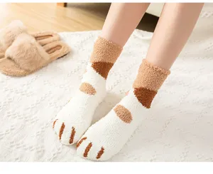 Süße Katzenpfote flauschige Wintersocken, weiches Korallenfleece Material, bequeme Haussocken.