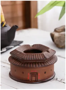 Dettaglio posacenere ceramica Tulou, design terracotta rotonda Hakka, decorazione scrivania