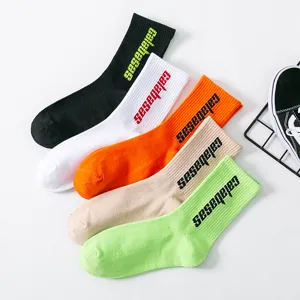 Damen Sport Socken Streetwear Hip Hop Skateboard Baumwolle Buchstaben Print Socken Casual Sport Hosenstrick Herbst Winter Wadenhohe Socken