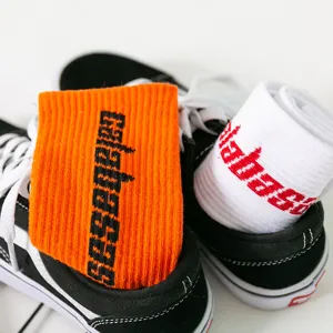Modische Streetwear Socken mit trendigem Buchstaben Print, bequeme Socken für Damen.