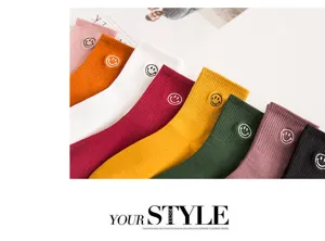 Süße Baumwoll-Mittelsocken für Damen mit bestickten Smiley-Gesichtern in vielen schönen Farben.