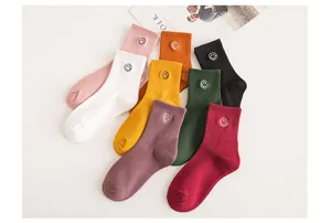Baumwoll-Mittelsocken für Damen mit süssen Smiley-Bestickung. Bequeme und weiche Alltagsmode.