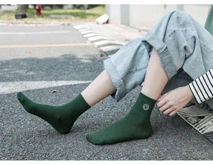 Dunkelgrüne Baumwoll-Mittelsocken mit niedlichem weißem gestickten Smiley-Gesicht.