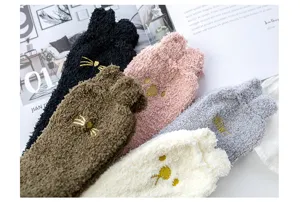 Calcetines de invierno de felpa coral suave con bordado de gato, cálidos para casa.