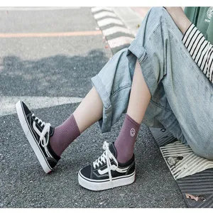 Bequeme Baumwoll-Mittelsocken für Damen mit süßem gestickten Smiley-Gesicht Design.
