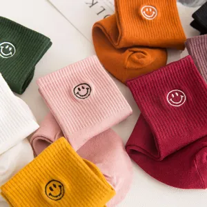 Damen Baumwollsocken süße Smiley Stickerei Mittelhohe Röhre Winter warme Freizeit Socken
