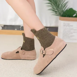 Calcetines de invierno gruesos y cómodos para mujer de suave felpa coral con lindo bordado.