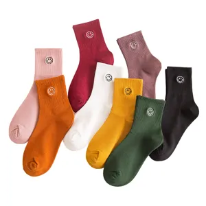 Niedliche Damen Baumwollsocken im Mid-Tube-Stil mit niedlicher Cartoon-Smiley-Stickerei.