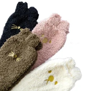 Calcetines de suelo de felpa de coral para mujer con bordado de gato lindo invierno