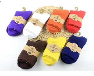 Detailansicht des bunten Rippstrick-Mittelsocken-Sets, weiche und bequeme Baumwolltextur.