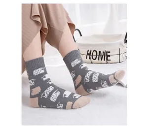 Gemütliche dicke Baumwoll-Mittelsocken mit süßem Schafmuster, ideal für kalte Wintertage.