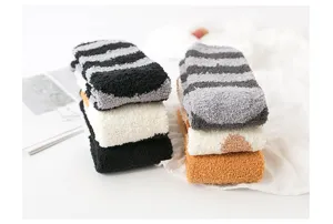 Nahaufnahme Detail von weichen kuscheligen flauschigen Streifen Korallenfleece Wintersocken.