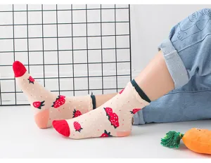 Dettaglio con motivo a fragola carino su calzini medi di cotone da donna con comodo polsino.