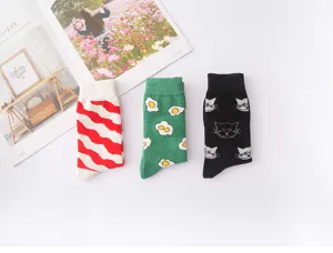 Nahaufnahme von lässigen Baumwoll-Mittelw Socken mit Katzen-, Spiegelei- und Wellenmustern.