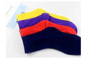 Gerippte Baumwoll-Mittelsocken in bunten Bonbonfarben, weiche Textur, Detailansicht gestapelt.