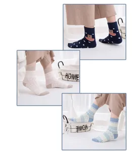 Dicke Baumwoll-Mittelrohrsocken für Damen mit süßem Bären und geometrischen Mustern.