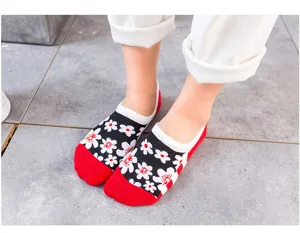 Detailansicht von Damen Baumwolle Blumen niedrige Bootssocken mit rutschfestem Griff.