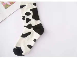 Modische schwarz-weiße Kuhmuster-Mittelsocken aus Baumwolle für lässige Alltagsmode und Streetstyle.